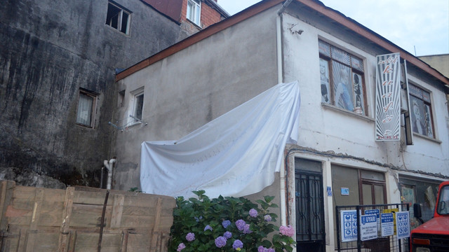 Çatıdan düşen baba-oğul yaralandı