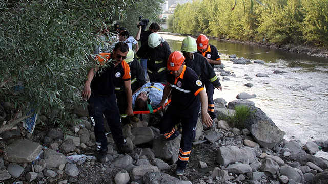 Çaya düşen adamı itfaiye ve AFAD ekipleri kurtardı
