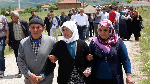 Cenazesine gittikleri kişiyle yan yana defnedildiler