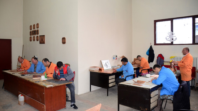 Cezaevinde meslek öğrenip para kazanıyorlar