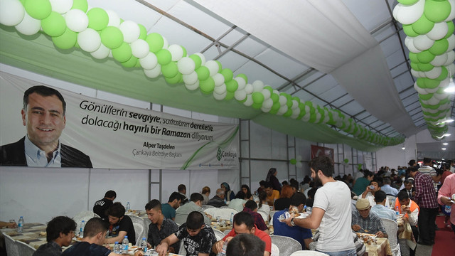 CHP Genel Başkanı Kılıçdaroğlu, iftar çadırında vatandaşlarla bir araya geldi