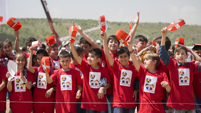 Çiçek olan 10 bin çocuktan Guinness rekoru