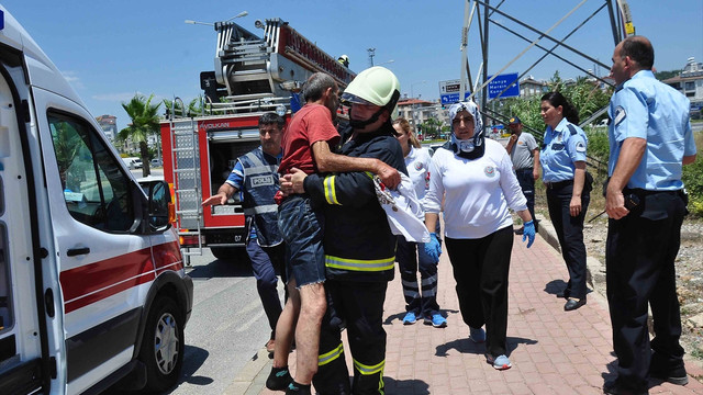 Çıktığı elektrik direğinden inemeyen kişiyi, itfaiye kurtardı