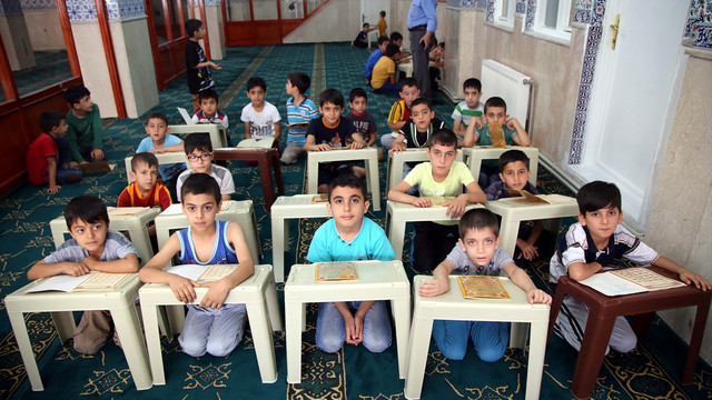 Çocukların gönüllerine Kur'an nakşediliyor