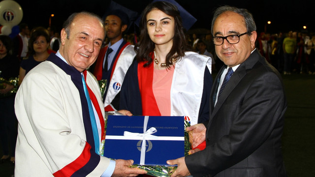 Çocuklarından sonra üniversite mezunu oldu