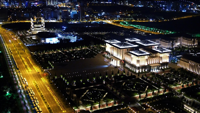 Erdoğan, esnaf ve vatandaşlarla iftarda bir araya geldi