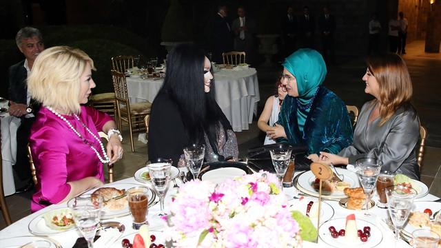 Erdoğan, sanatçı ve sporcularla iftarda buluştu