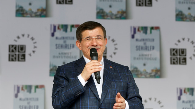 Davutoğlu, kitabını imzaladı