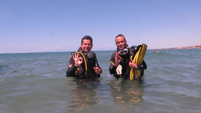 Denizin altında işaret diliyle İstiklal Marşı