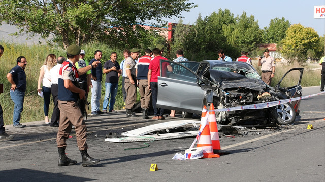 Denizli'de trafik kazası: 2 ölü, 1 yaralı
