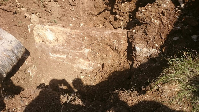 Dere yatağında haç işaretli mezar taşı bulundu