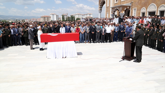 Derik terör saldırısında şehit olan Uzman Çavuş son yolculuğuna uğurlandı