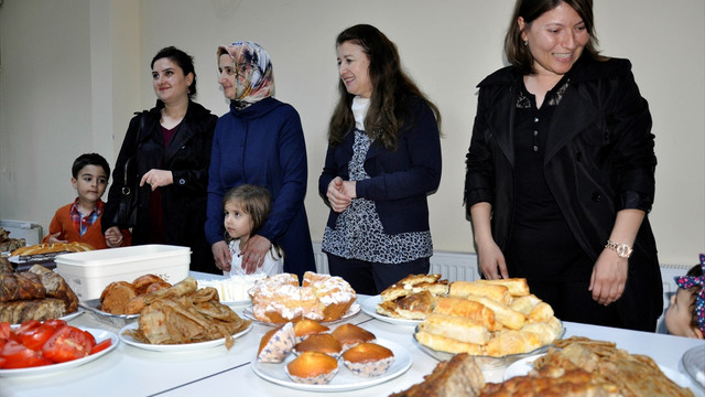Ders çalışana pasta ve börek