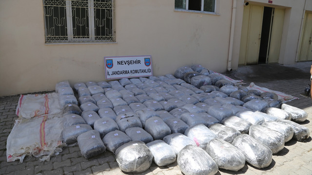 Devrilen kepek yüklü kamyondan uyuşturucu çıktı