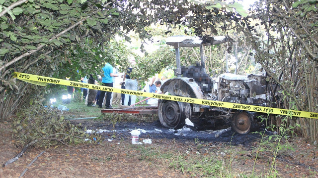Devrilen traktörde yanarak öldü
