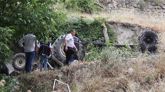 Devrilen traktörün altında kalan işçi öldü