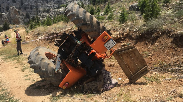 Devrilen traktörün altında kalan sürücü öldü