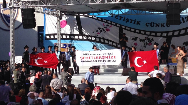 Diplomalarını şehitlere adadılar