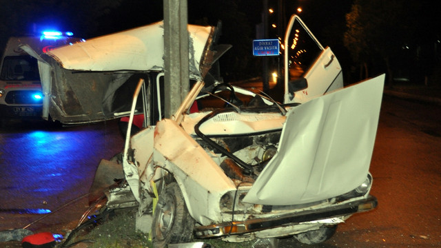 Direğe çarpan otomobil ikiye ayrıldı: 1 ölü, 4 yaralı