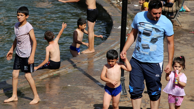 Diyarbakırlıların ramazanda sıcakla mücadelesi