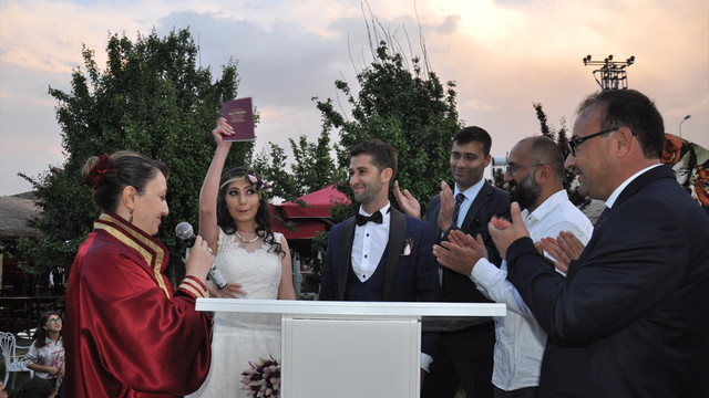 Düğünlerine yamaç paraşütüyle geldiler