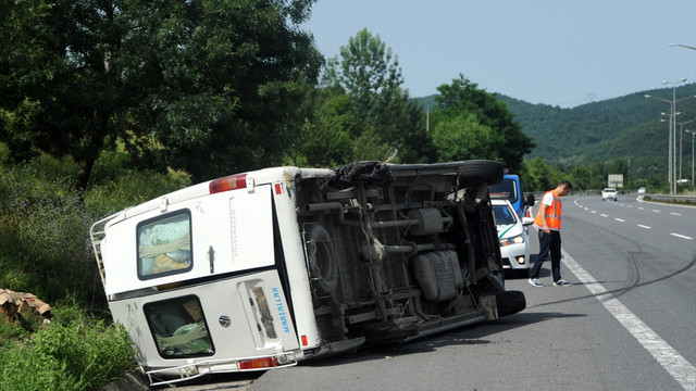 Düzce'de minibüs devrildi: 5 yaralı