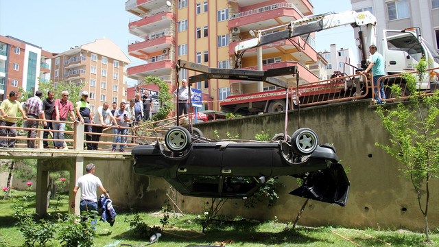 Edirne'de bir otomobil 4 metre yüksekten düştü