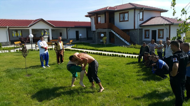 Efsane pehlivanın evinin bahçesinde güreş eğitimi