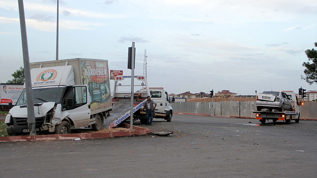 Elazığ'da kamyonetle otomobil çarpıştı: 6 yaralı