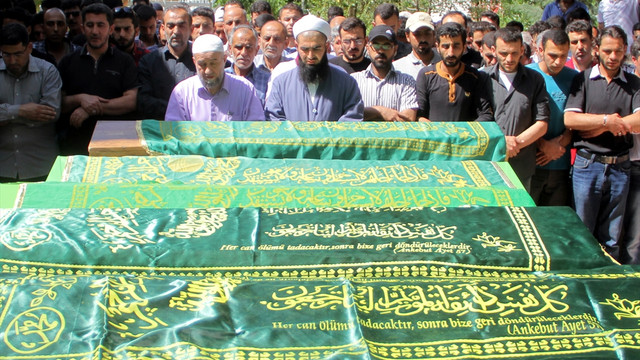 Elazığ'da trenin minibüse çarpması