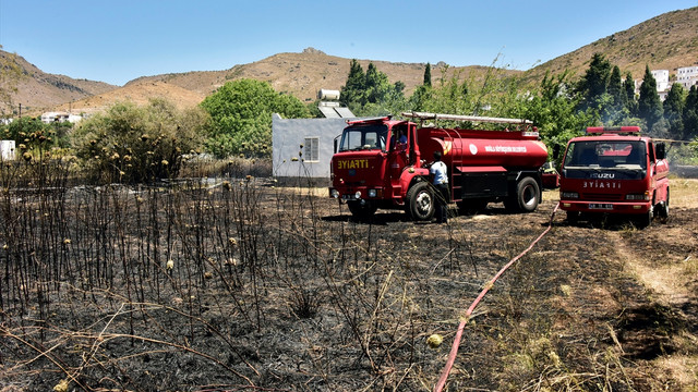 Elektrik teline takılan uçurtma yangın çıkardı