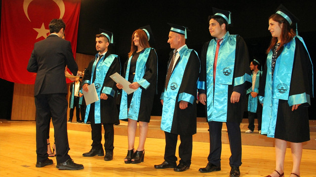 Emekli öğretmen Ermenice bölümünü birincilikle bitirdi