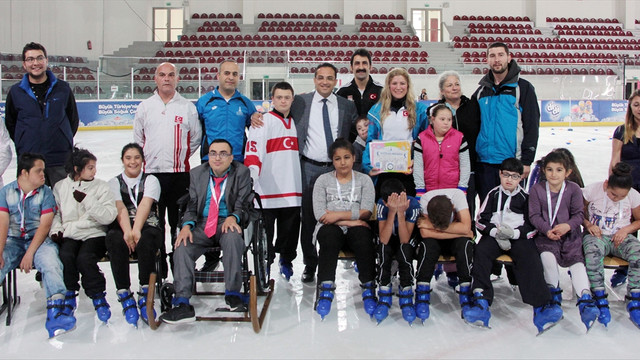 Engelli çocukların buz pateni sertifikası sevinci