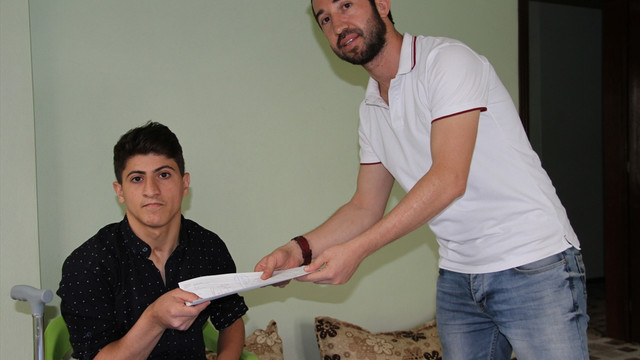 Engelli öğrenci karnesini evinde aldı