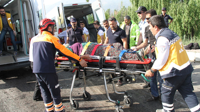 Erzincanda minibüsle otomobil çarpıştı: 26 yaralı