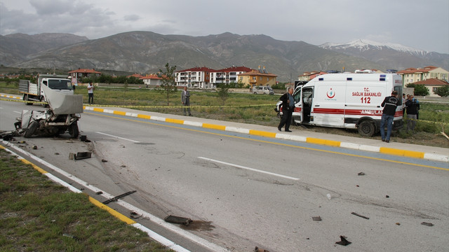Erzincan'da trafik kazası: 3 ölü, 8 yaralı