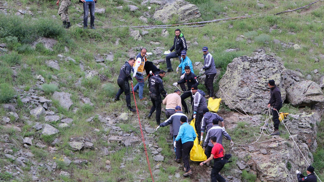 Erzurum'da dereye yuvarlanan araçtaki kaybolan kişi