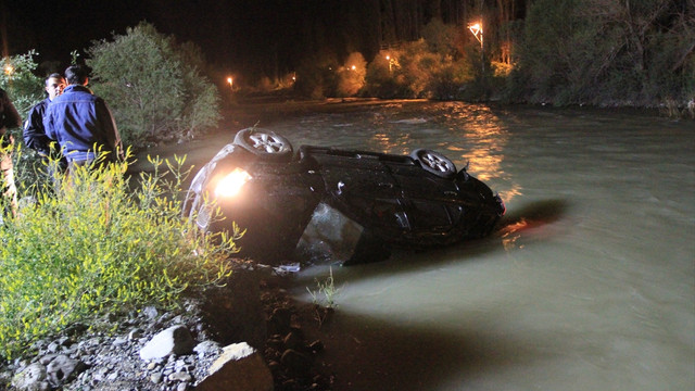 Erzurum'da otomobil çaya devrildi: 1 yaralı