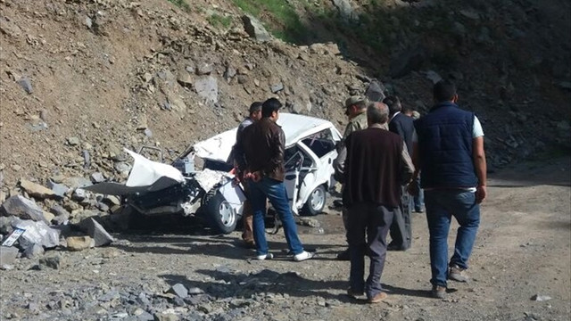 Erzurum'da otomobil dereye yuvarlandı: 2 kişi kayıp