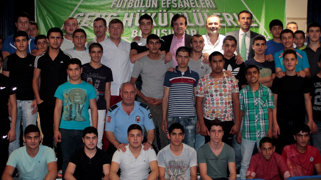 Eski milli futbolcular hükümlü çocuklarla maç yaptı