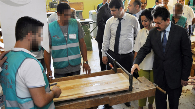 Eskimiş okul sıralarını yeniliyorlar