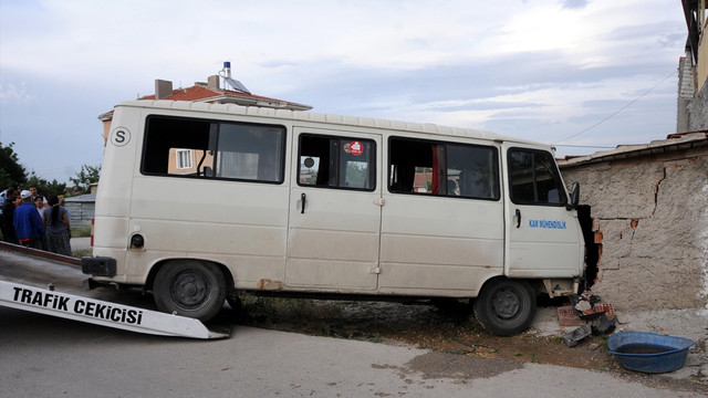 Eskişehir'de otomobil ile minibüs çarpıştı: 8 yaralı
