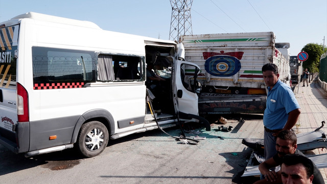 Eskişehirde işçi servisi tıra çarptı! 17 kişi yaralandı