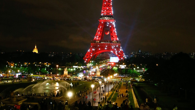 Eyfel Kulesi Türk bayrağının renkleriyle ışıklandırıldı