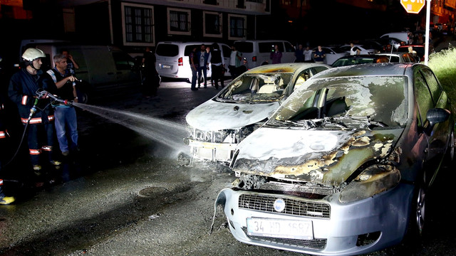 Eyüp'te iki otomobil kundaklandı