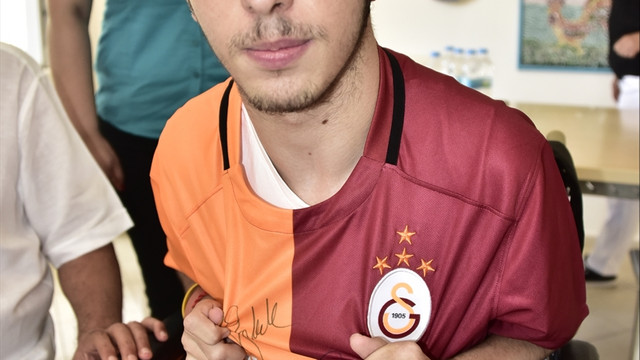 Fanatik Galatasaraylı engelli gence imzalı forma sürprizi