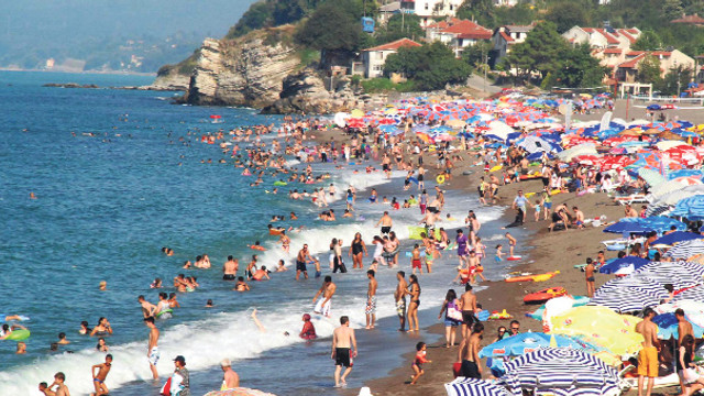 Güney Egede sıcak hava nedeniyle sahiller doldu