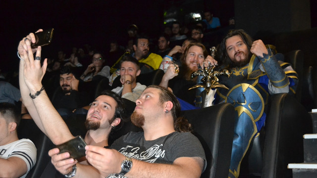 Filmi izlemeye Warcraft kostümüyle geldi