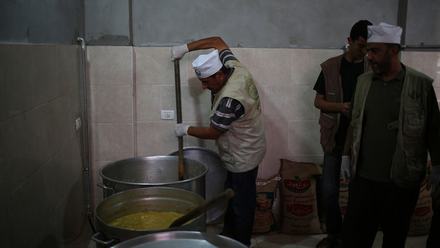 Gazze'deki aşevinden 5 bin kişiye iftar