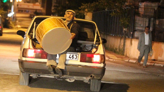 Geleneği otomobil bagajında sürdürüyor